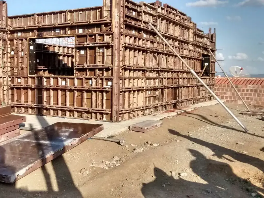 Forma metálica para casa popular montada na unidade antes da concretagem