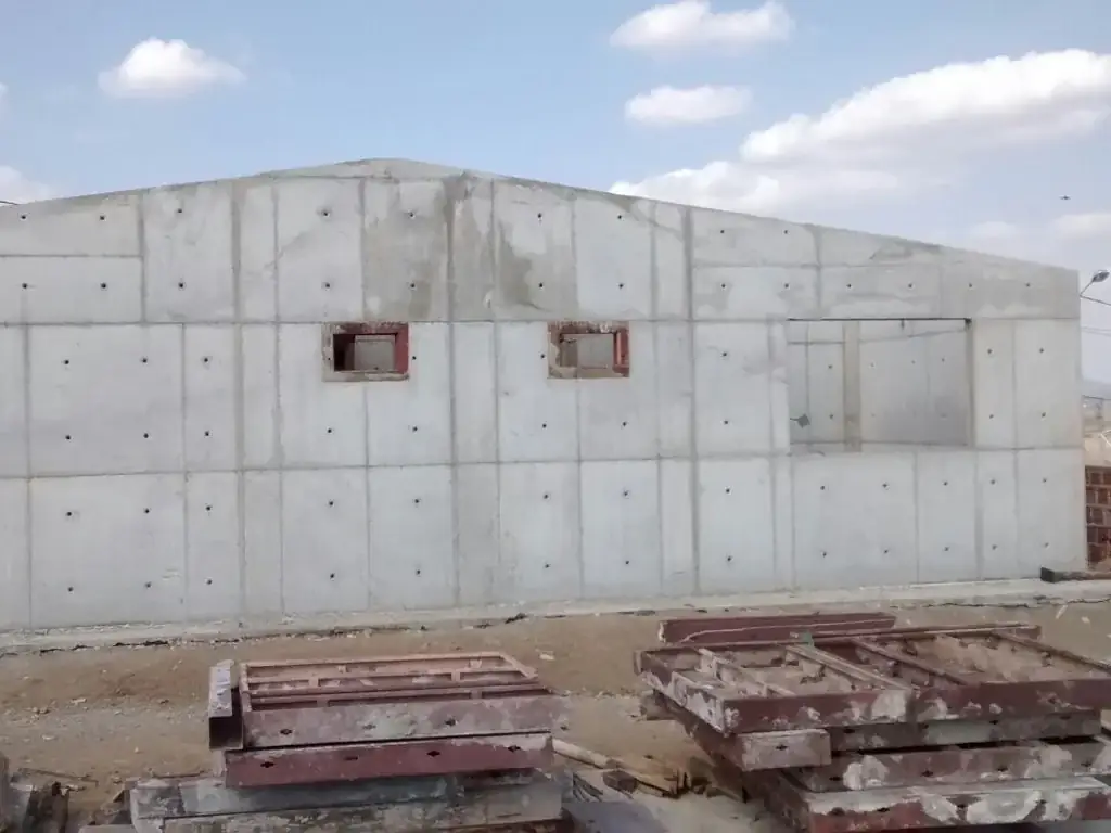 Edificação em concreto aparente executada com forma metálica