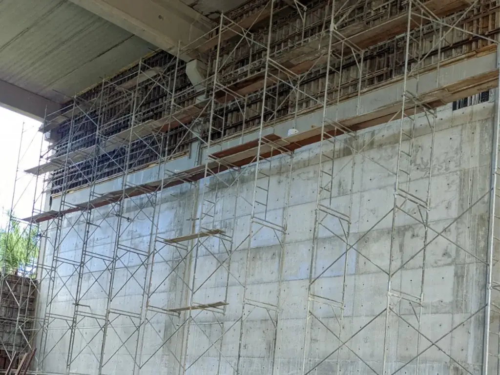 Muro de concreto concluído após o tempo de desforma do concreto
