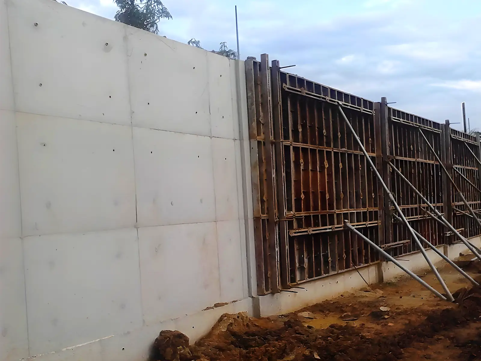 Muro de concreto aparente executado com formas metálicas da SP Formas
