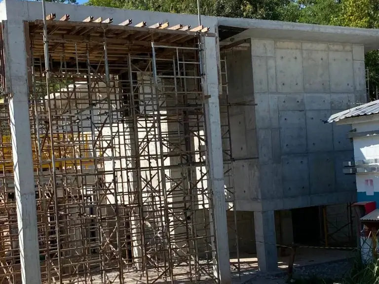 Torres de escoramento metálico ao lado de estrutura concretada, antes de retirar o escoramento da laje