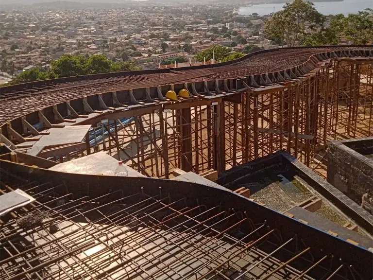 Forma metálica para reservatório circular e estrutura curva vista do alto