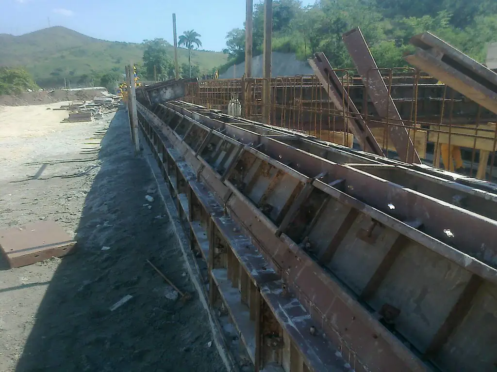 Forma metálica para New Jersey montada em linha ao longo da rodovia