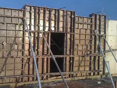Formas metálicas montadas em parede de concreto