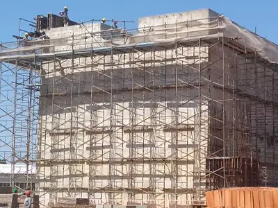 Escoramentos metálicos e andaimes em edificação