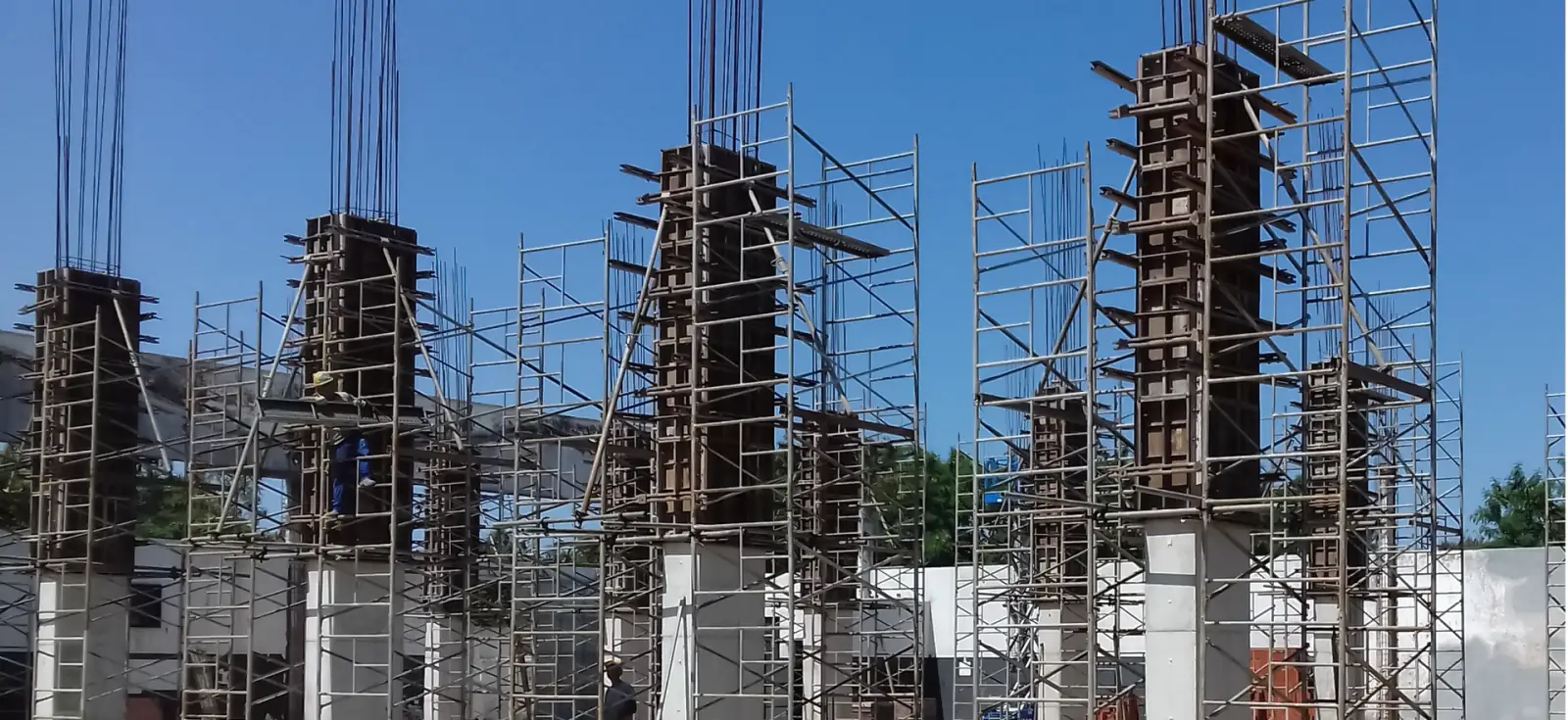 Pilares concretados com formas metálicas e torres de escoramento metálico