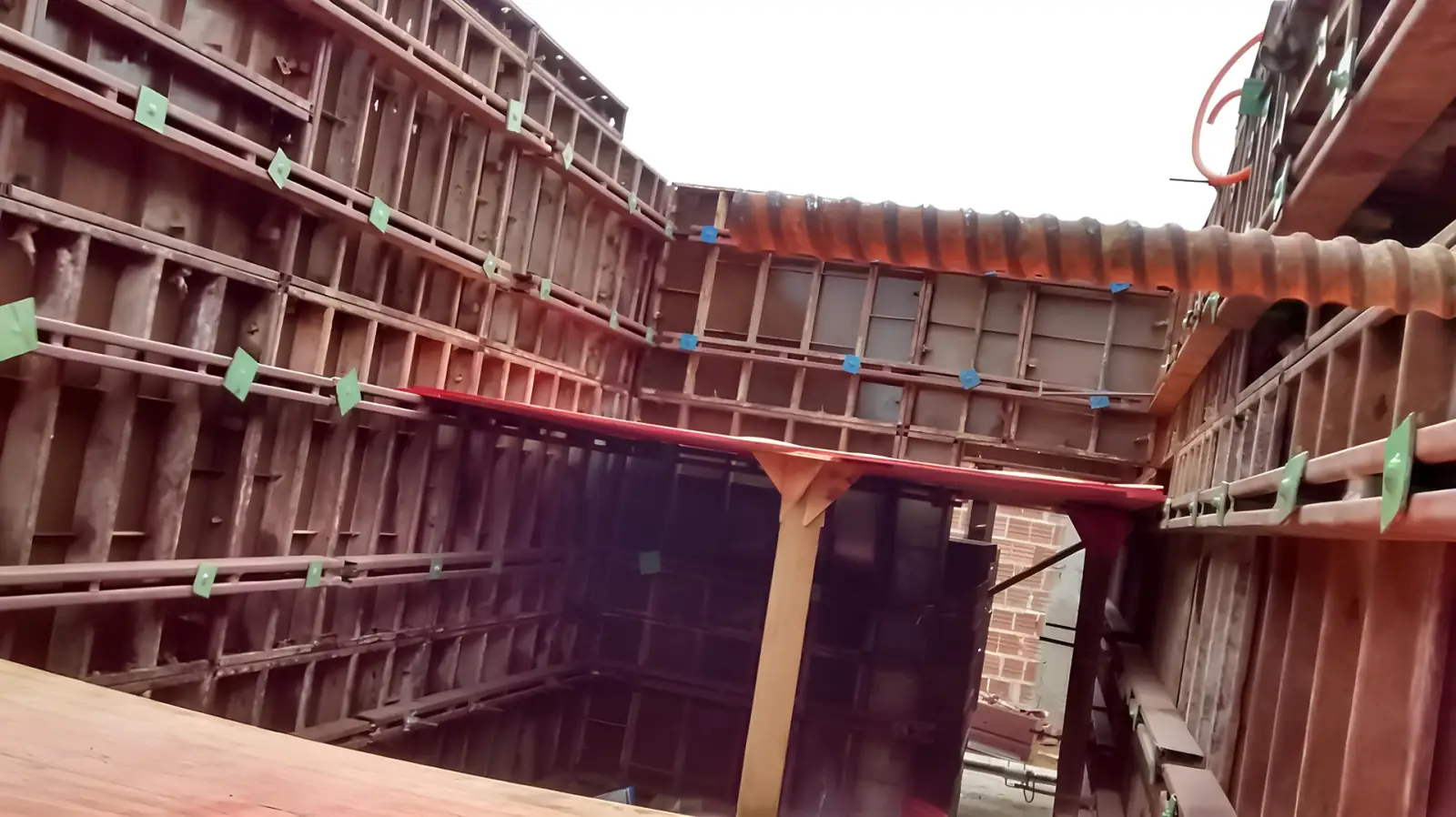 Interior de forma metálica montada para piscina de concreto armado, etapas da obra